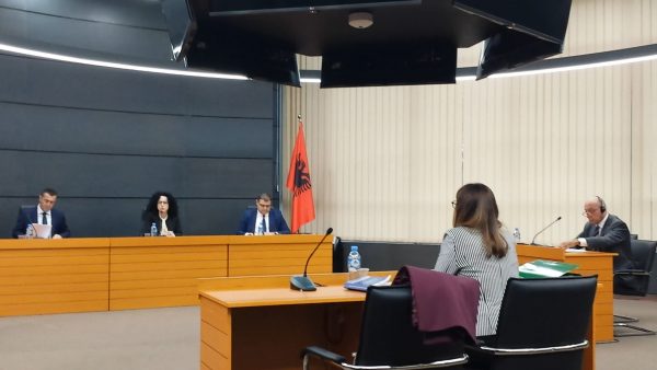 Këshilltarja ligjore, Fiona Papajorgji përballë Komisionit të Pavarur të Kualifikimit. Foto: E.Hoxhaj 