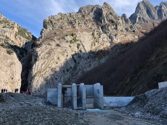 Ndërtimi i kryer në afërsi të kanionit të Holtës në Gramsh, i cili është “monument natyre”