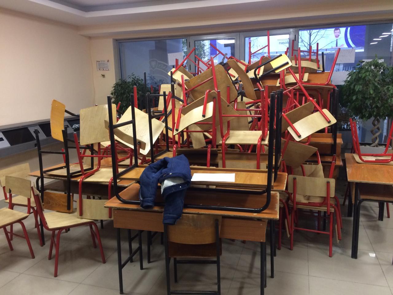 protesta-studentet-bllokimi-karrige4