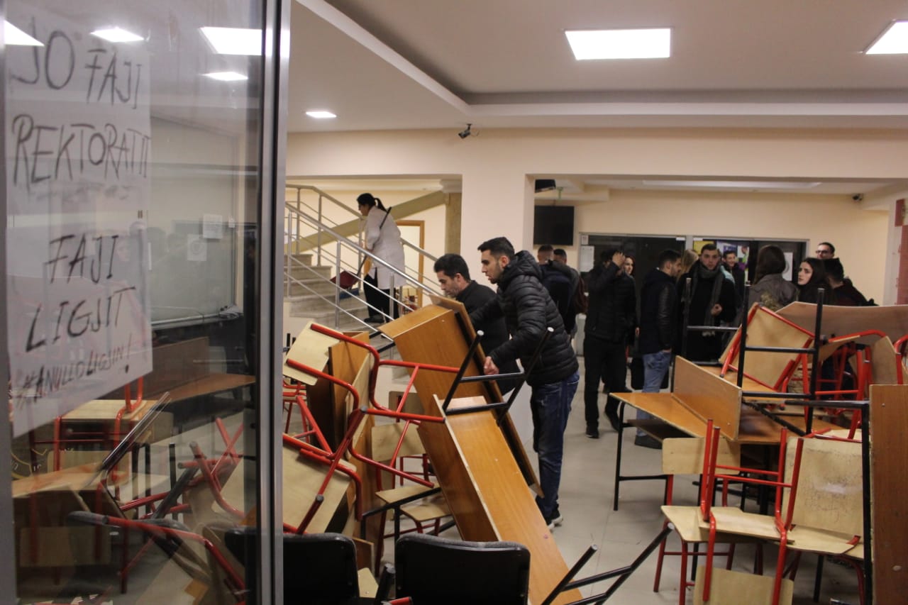 Studentët e Juridikut i japin fund bojkotit