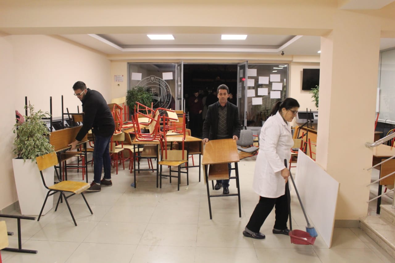 Studentët e Juridikut i japin fund bojkotit