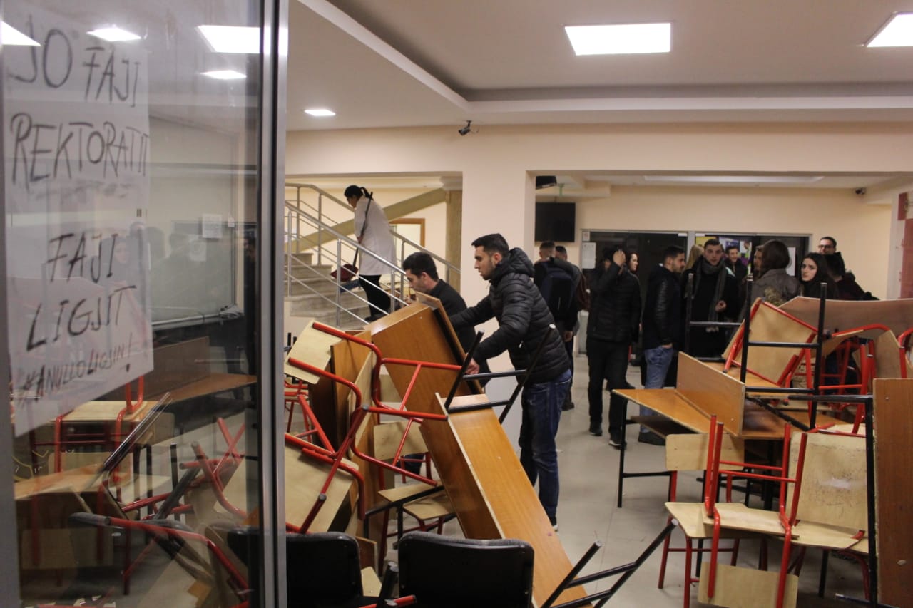 Studentët e Juridikut i japin fund bojkotit