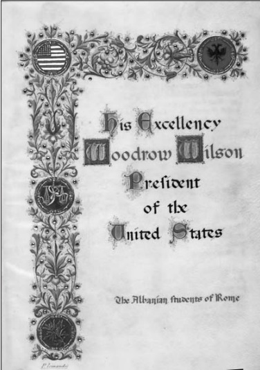 Faksimile të letrës prej lëkure (zbukuruar me dizenjo e ornamente të veçanta) e studentëve shqiptarë të Universitetit Mbretëror të Romës, përgatitur për Presidentin amerikan, Woodrow Wilson, më 3 janar 1919, dy javë para nisjes së Konferencës së Paqes në Paris