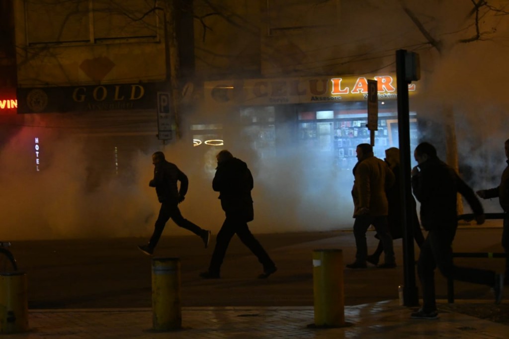 GAzilotsjelles-protesta-ikja-vra-parlamenti (1)