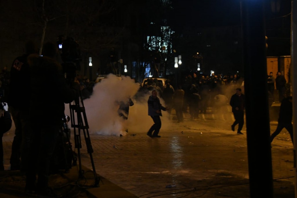 GAzilotsjelles-protesta-ikja-vra-parlamenti (2)