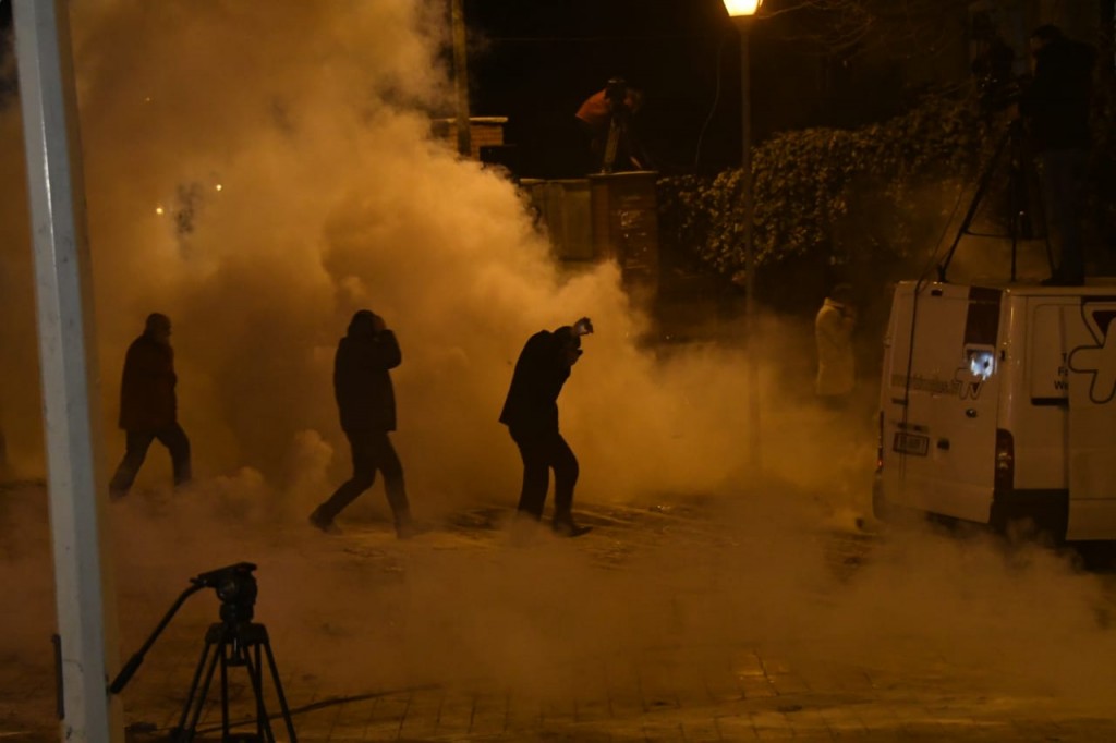 GAzilotsjelles-protesta-ikja-vra-parlamenti (4)
