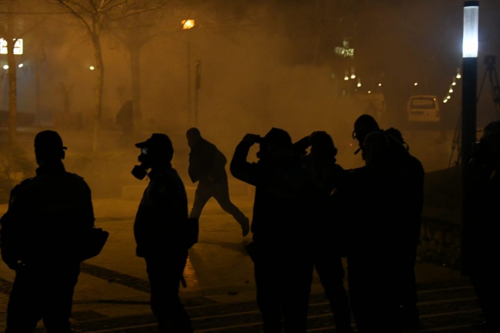 GAzilotsjelles-protesta-ikja-vra-parlamenti (5)