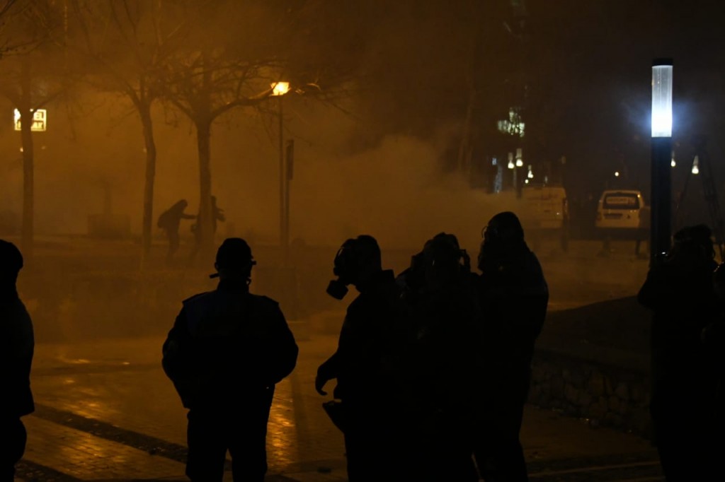 GAzilotsjelles-protesta-ikja-vra-parlamenti (6)