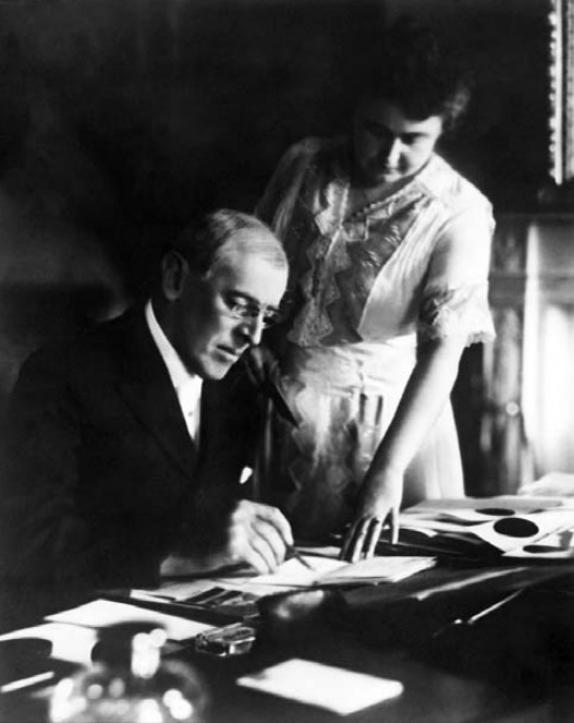 Ish-Presidenti amerikan, Woodrow Wilson, dhe bashkëshortja e tij Edith Bolling Galt Wilson, në qershor 1920