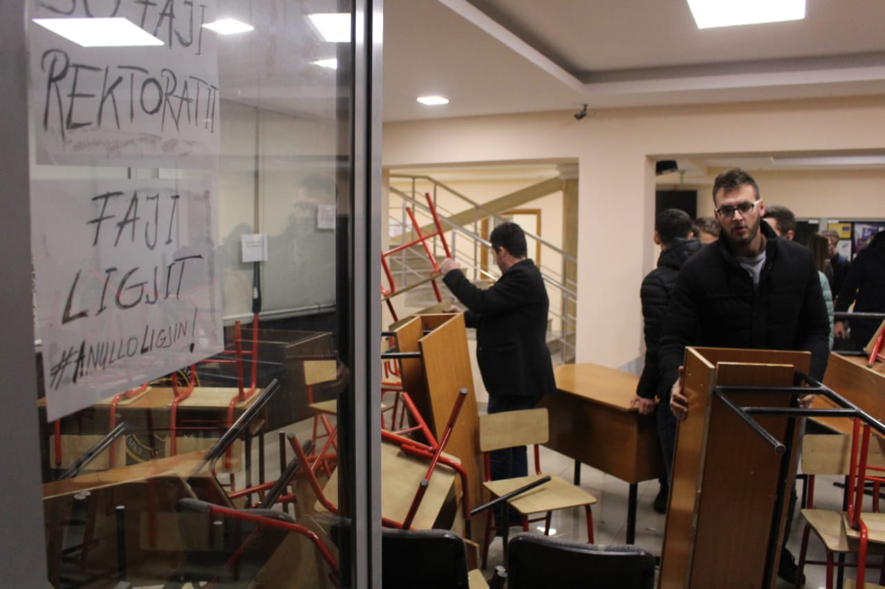 Studentët e Juridikut i japin fund bojkotit
