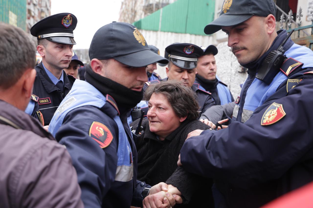 Shembja-banesave-Petro-Nini-Tirane123