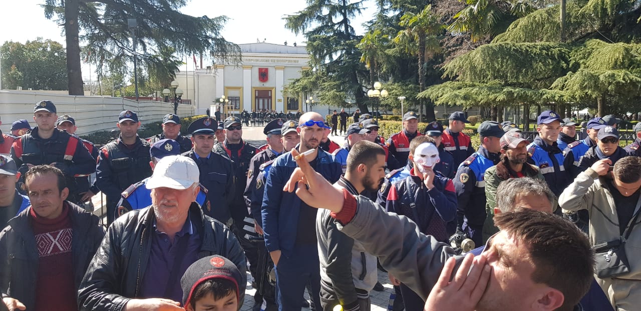 protesta-Rrethimi i parlamentit