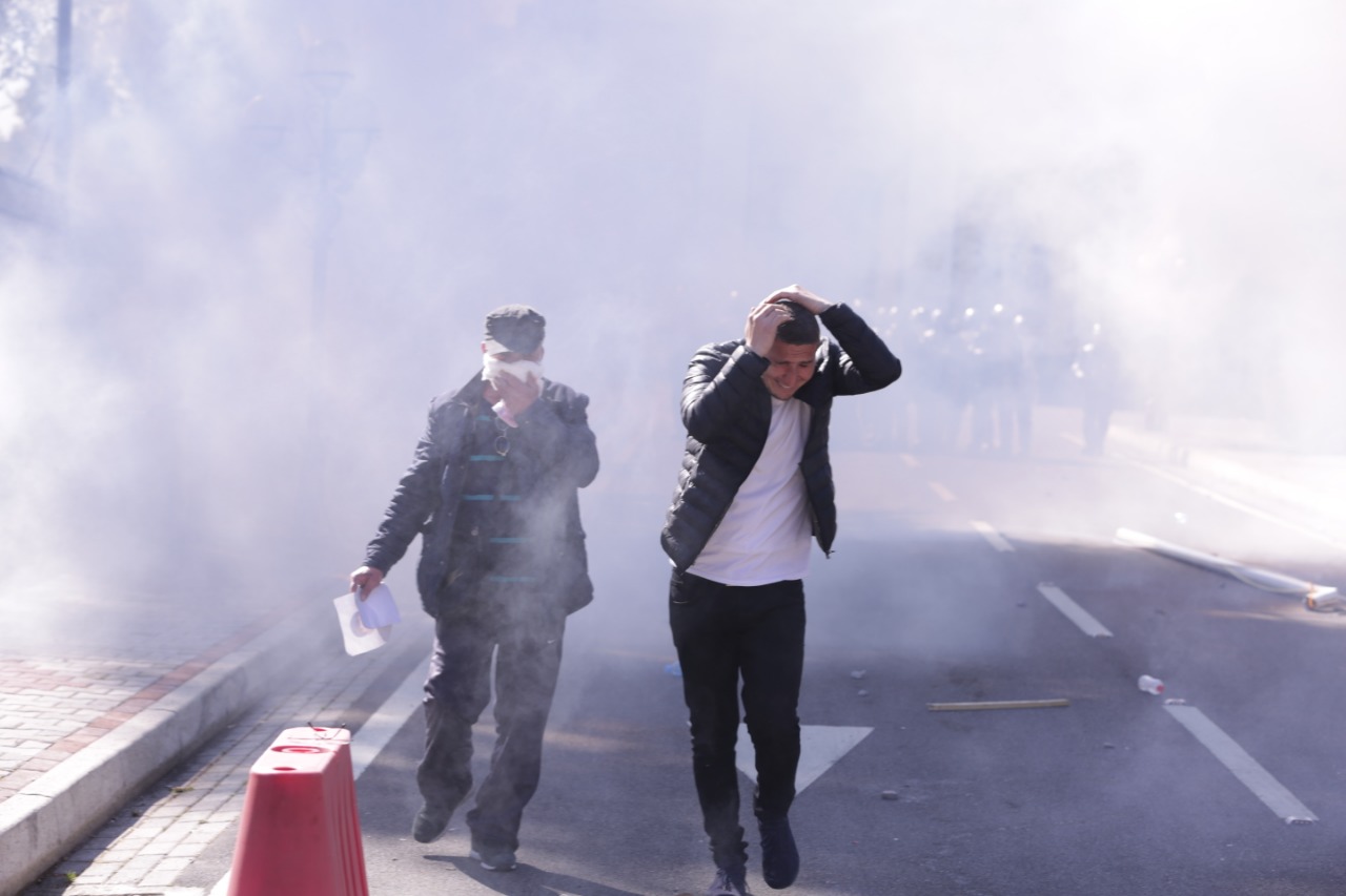 protesta-ne-foto=gazilotsjelles-tymueset-te-lenduarit1124