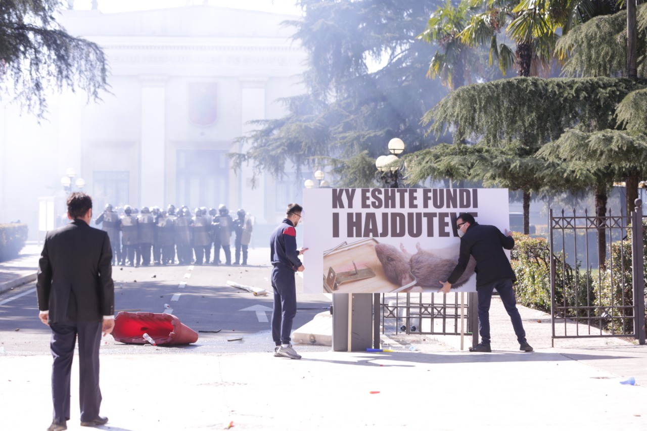 protesta-ne-foto=gazilotsjelles-tymueset-te-lenduarit1124556789