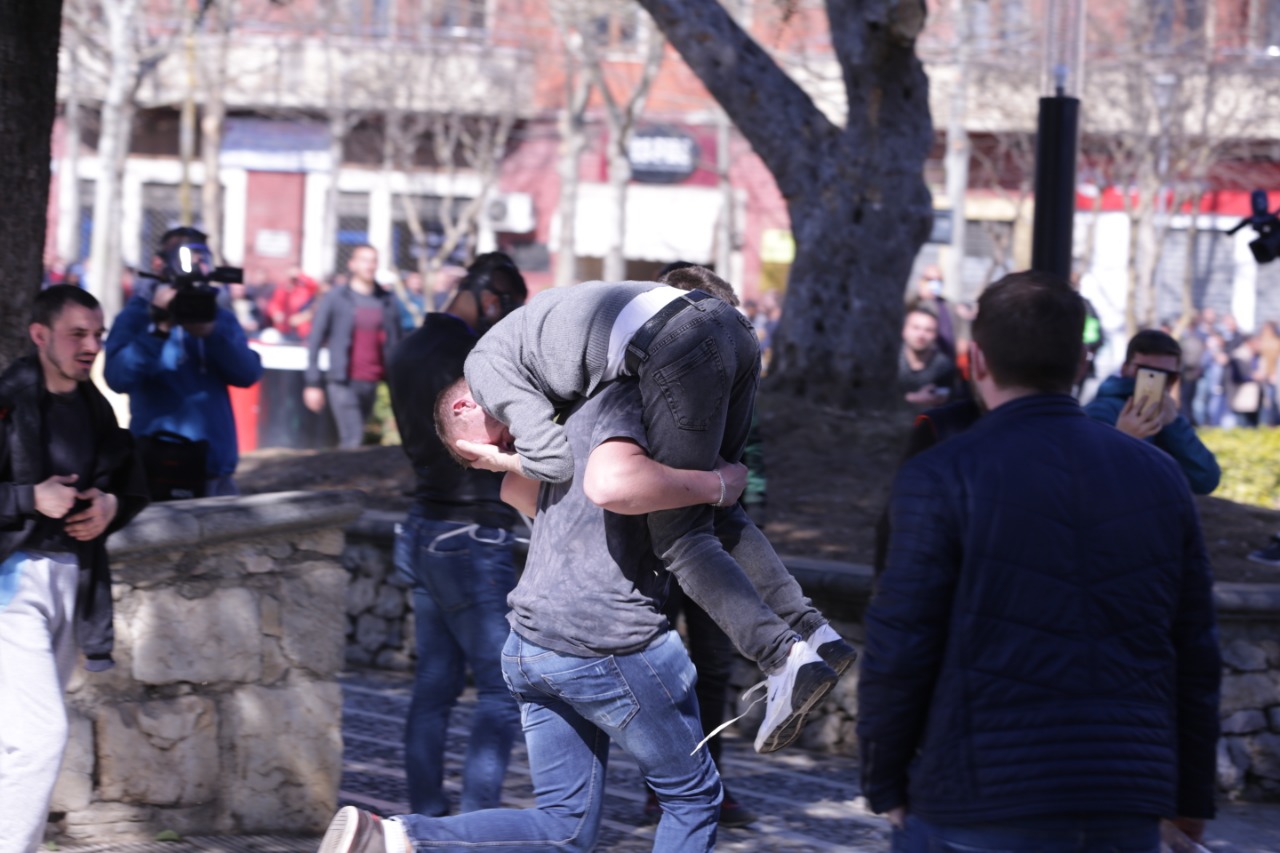 protesta-ne-foto=gazilotsjelles-tymueset-te-lenduarit11245567899