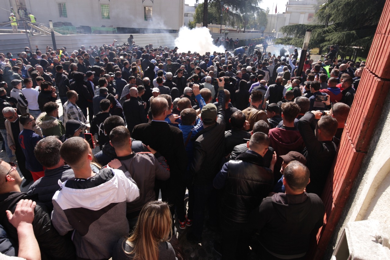 protesta-ne-foto=gazilotsjelles-tymueset-te-lenduarit11245567899090