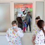 Femije dhe prinder duke pritur ne rradhe per tu vizituar ne spitalin pediatrik ne Tirane. Sipas ISHP rreth 14 mije persona jane te prekur nga viruset gripale dhe 27 mije me fruth, ne vendin tone. /r/n/r/nChildren and parents waiting in line at the pediatric hospital in Tirana. According to the ISHP, about 14,000 people are affected by swine flu and 27,000 in measles in Albania.