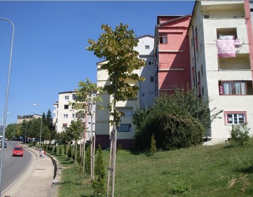 Bllok-pallatesh-në-Krumë-që-kanë-përfituar-nga-projekti-I-rikualifikimit-urban-512x400