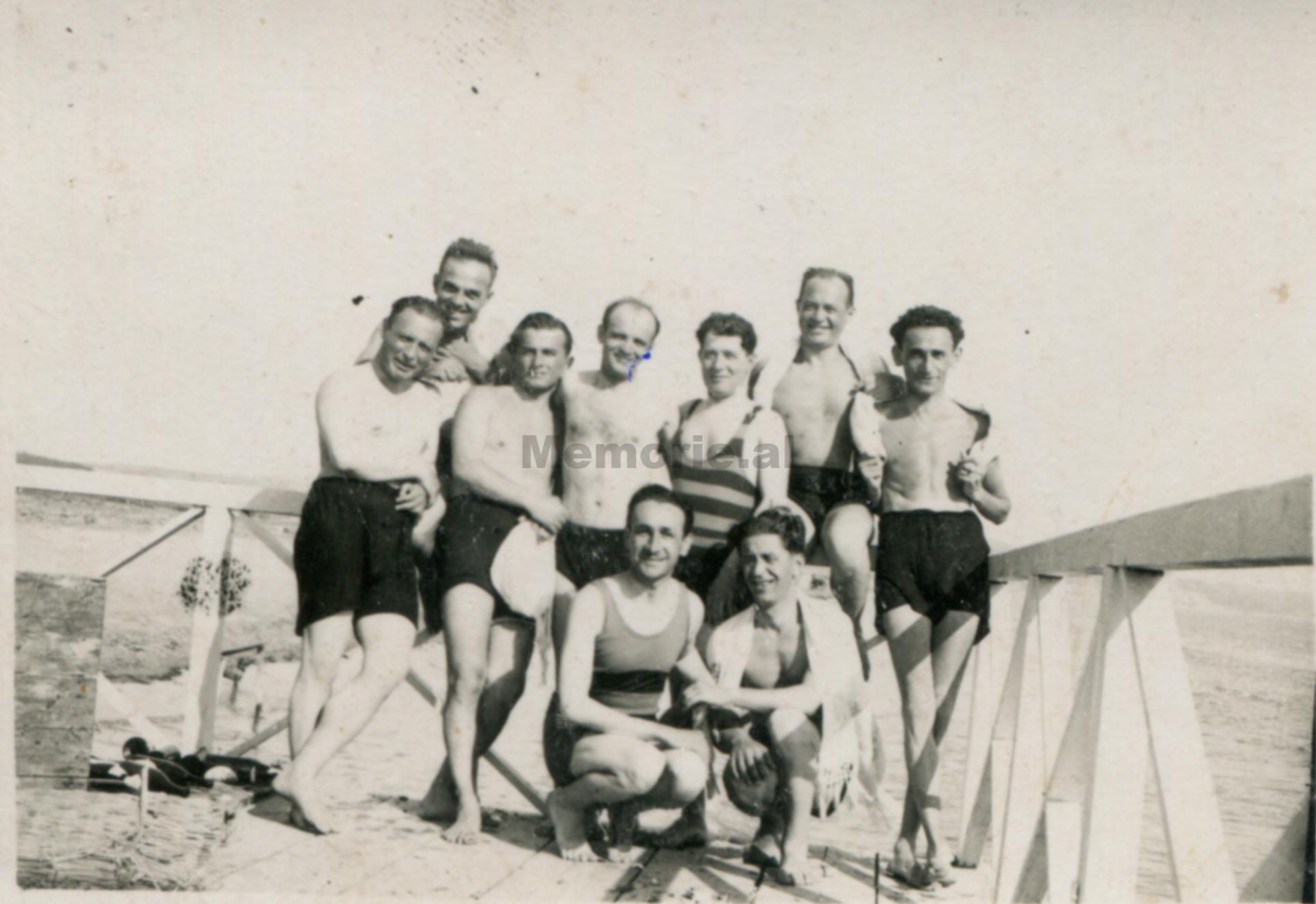 Sokrat-Dodbiba-dhe-Peter-Radiqi-ne-plazhe-me-shoqerine-1928