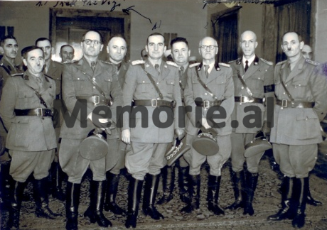 Général_Perviz_avec_lEtat_majeur_de_lArmée_albanaise_1943