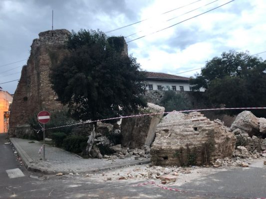 Një pjesë e murit mesjetar të Durrësit i rrëzuar nga tërmeti i 26 nëntorit 2019. Foto e datës 29 nëntor. Gjergj Erebara/BIRN 