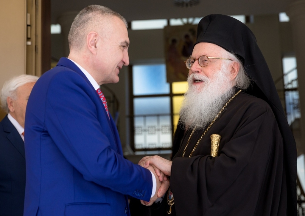 Presidenti Meta uron Kryepeshkopin Anastas për Krishtlindje