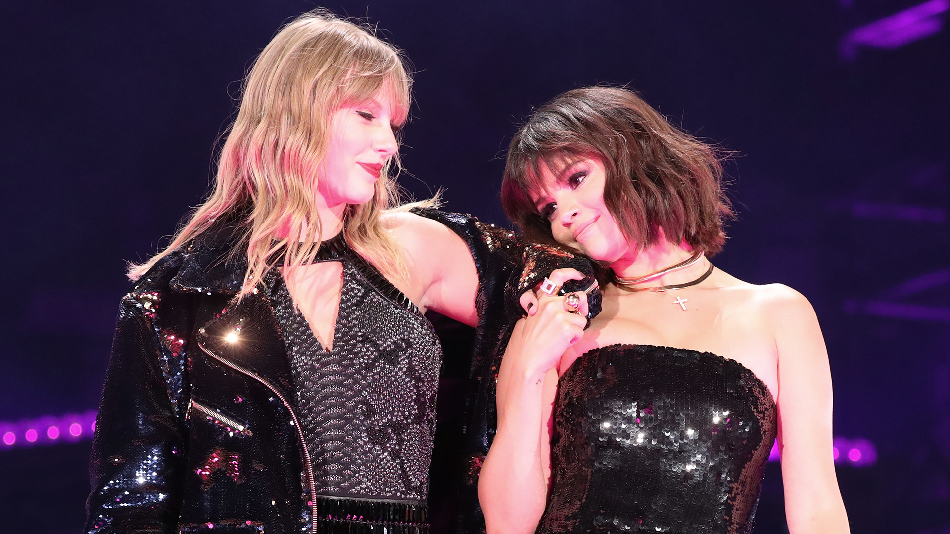 PASADENA, CA - MAY 19:  Taylor Swift and Selena Gomez perform onstage during the Taylor Swift reputation Stadium Tour at the Rose Bowl on May 19, 2018 in Pasadena, California  (Photo by Christopher Polk/TAS18/Getty Images)