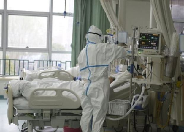 A-Chinese-hospital-has-released-first-pictures-of-doctors-treating-patients-who-have-been-struck-down-by-a-new-deadly-1