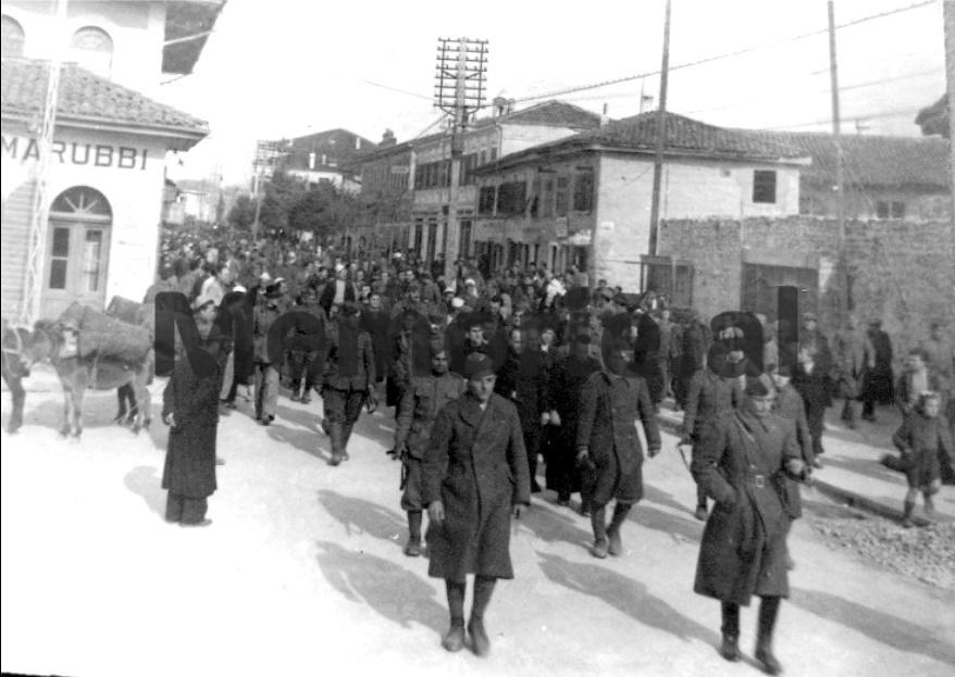 Prifterinjte-katolike-te-arrestuar-nga-Divizioni-i-Mbrojtjes-se-Popullit-ne-rruget-e-Shkodres-1945.bmp