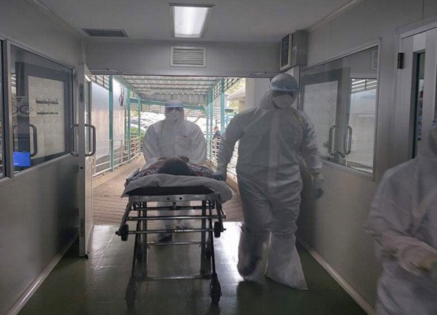 Thai-medical-staff-transferring-a-Thai-70-year-old-patient-who-is-suspected-of-being-coronavirus-infected-after-traveling-back-from-Chinas-Wuhan