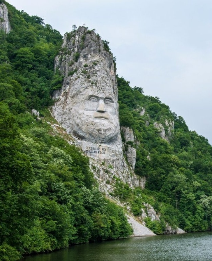  Skulptura shkëmbore e Decebalus, afër kufirit midis Rumanisë dhe Serbisë