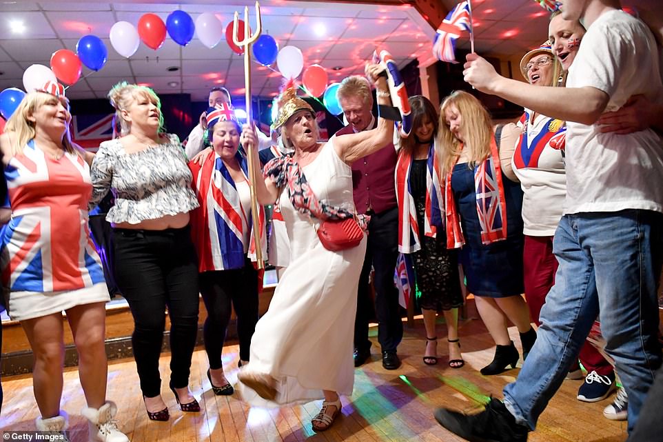 24153702-7954151-Revellers_dance_during_the_Brexit_party_at_Woolston_Social_Club_-a-21_1580524378097