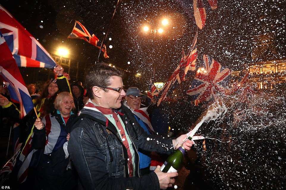 24156626-7954151-Brexiteer_supporters_pop_Champagne_corks_in_George_Square_Glasgo-a-20_1580524378097