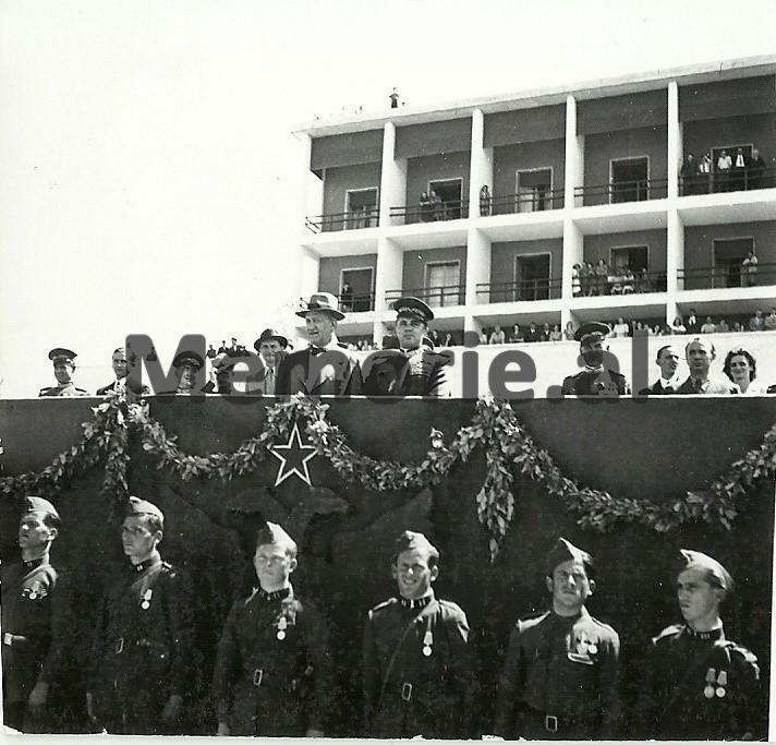 D-Ndreu-H-Kapo-K-Xoxe-S-Simiç-E-Hoxha-S-Moisiu-J-Gjergja-duke-ndjekur-nje-paradae-ushtarake-ne-Tirane.-1946