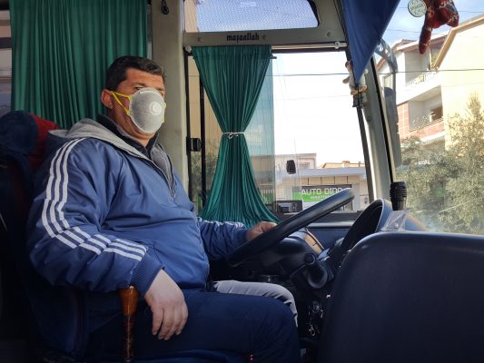 Ervin-Ajdini-shofer-autobuzi-në-linjën-Kavajë-Durrës-duke-folur-për-BIRN-mbi-shqetësimin-e-hapjes-së-karantinës-brenda-Spitalit-të-Kavajës.-Foto-Geri-Emiri-1-533x400