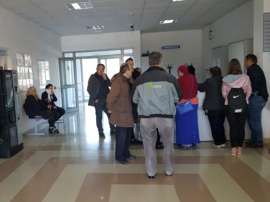 Qytetarë-në-recepsionin-e-Spitalit-të-Kavajës.-Foto-Geri-Emiri-1-533x400