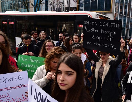 Gra-dhe-vajza-aktiviste-në-ditën-e-8-Marsit-duke-protestuar-për-të-drejtat-e-tyre-518x400