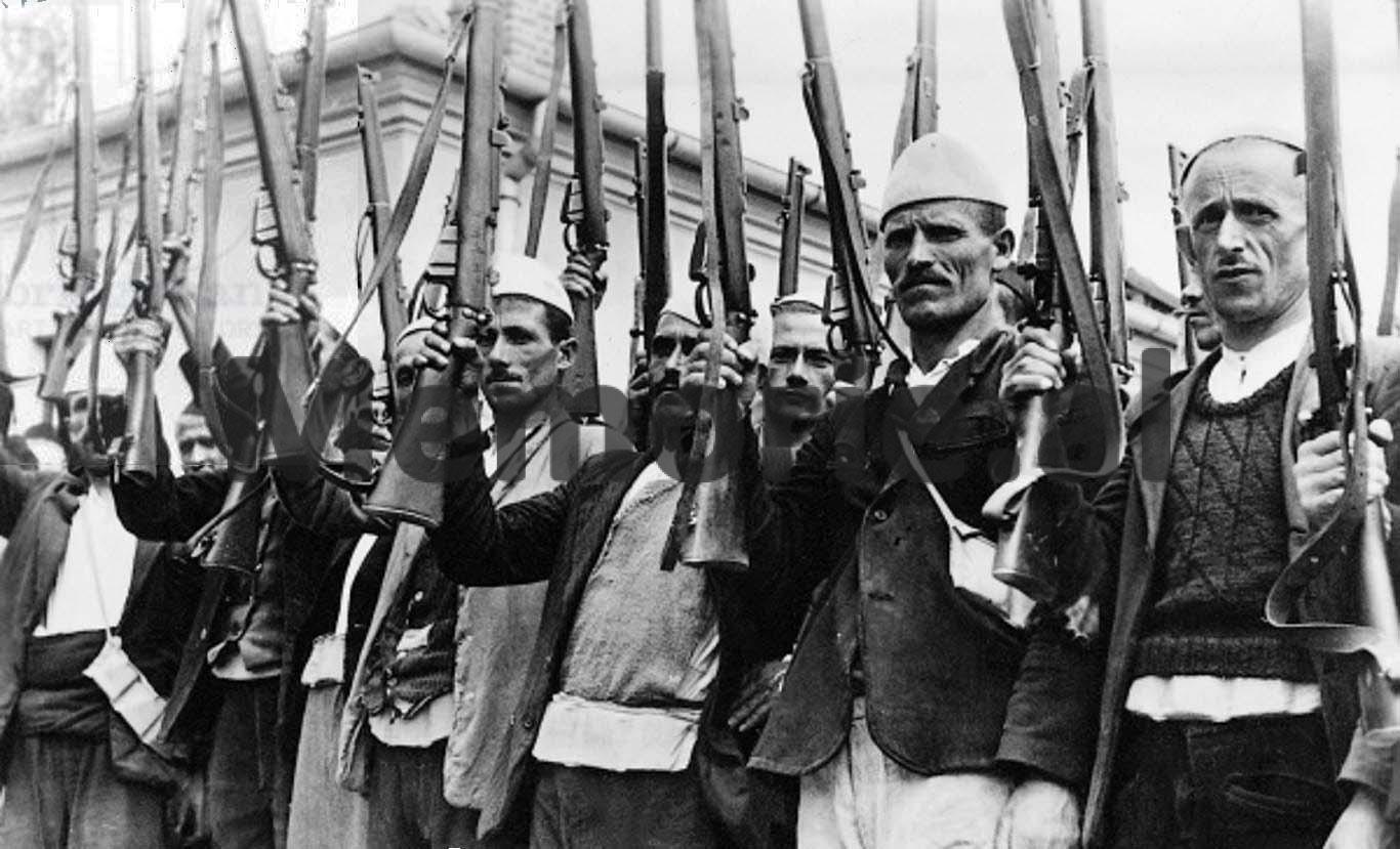 KOSOVE-1944-Vullnetarë-shqiptarë-i-bashkohën-ushtrisë-gjermane-në-luftë-kundër-partizanëve-serbë-në-Kosovë
