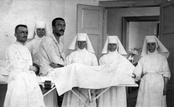 Pacienti, mjeku dhe disa infermiere gjatë periudhës së pushtimit italian