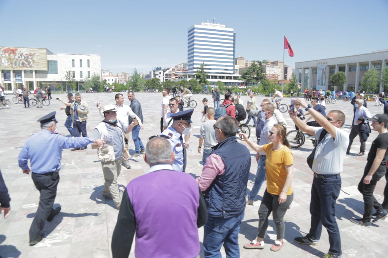 protesta e shoqerise civile dhuna sot ne sheshin skenderbej, protestuesja terhiqet zvarre dhe uleret (11)
