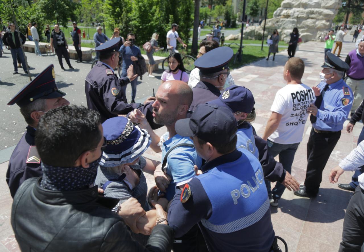protesta e shoqerise civile dhuna sot ne sheshin skenderbej, protestuesja terhiqet zvarre dhe uleret (13)