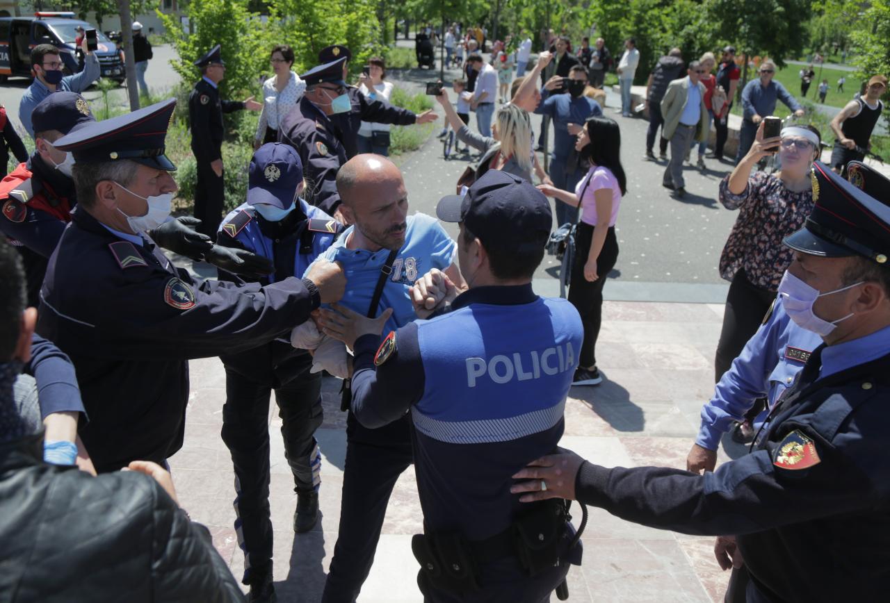 protesta e shoqerise civile dhuna sot ne sheshin skenderbej, protestuesja terhiqet zvarre dhe uleret (15)