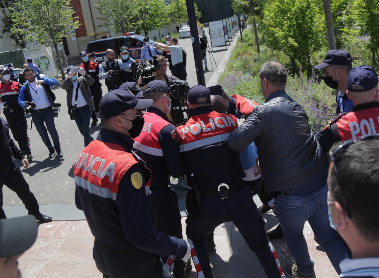 protesta e shoqerise civile dhuna sot ne sheshin skenderbej, protestuesja terhiqet zvarre dhe uleret (16)