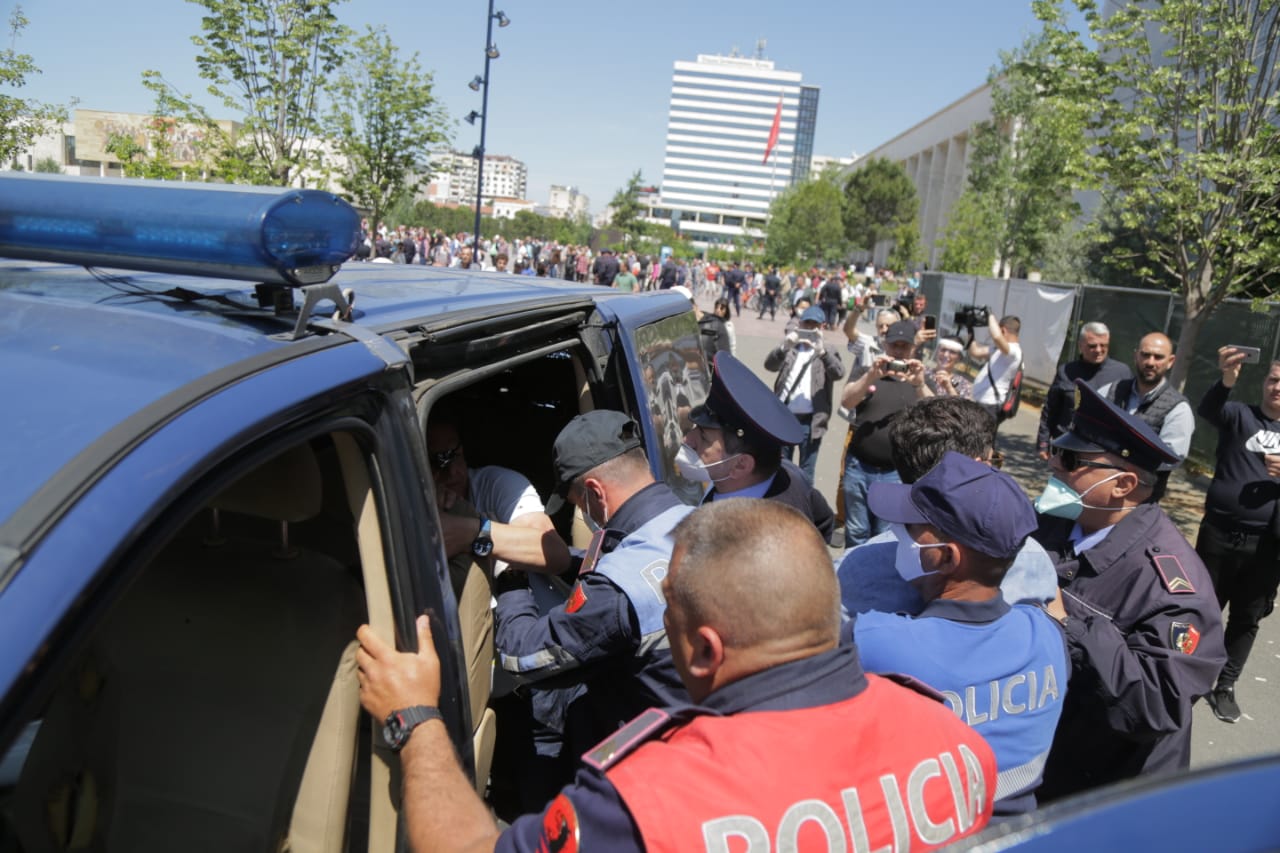 protesta e shoqerise civile dhuna sot ne sheshin skenderbej, protestuesja terhiqet zvarre dhe uleret (18)