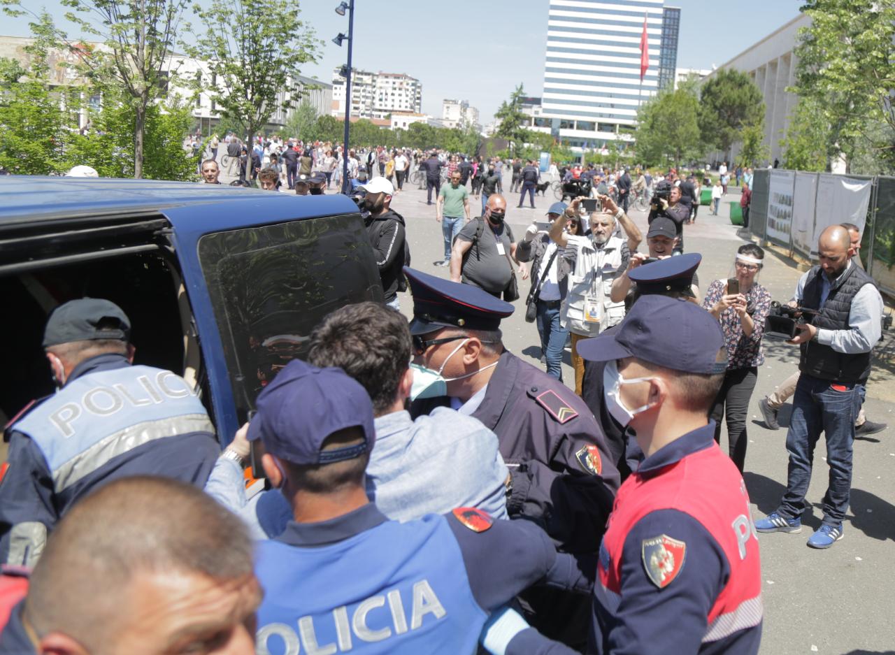 protesta e shoqerise civile dhuna sot ne sheshin skenderbej, protestuesja terhiqet zvarre dhe uleret (19)