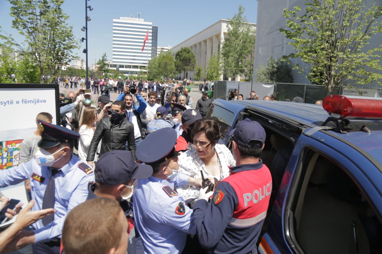protesta e shoqerise civile dhuna sot ne sheshin skenderbej, protestuesja terhiqet zvarre dhe uleret (22)
