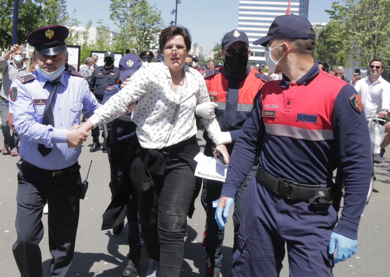 protesta e shoqerise civile dhuna sot ne sheshin skenderbej, protestuesja terhiqet zvarre dhe uleret (25)