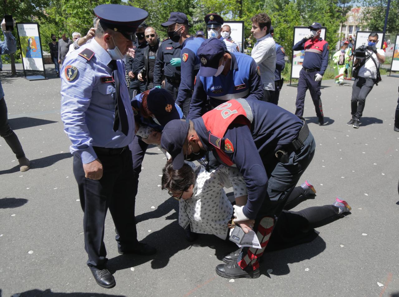 protesta e shoqerise civile dhuna sot ne sheshin skenderbej, protestuesja terhiqet zvarre dhe uleret (26)