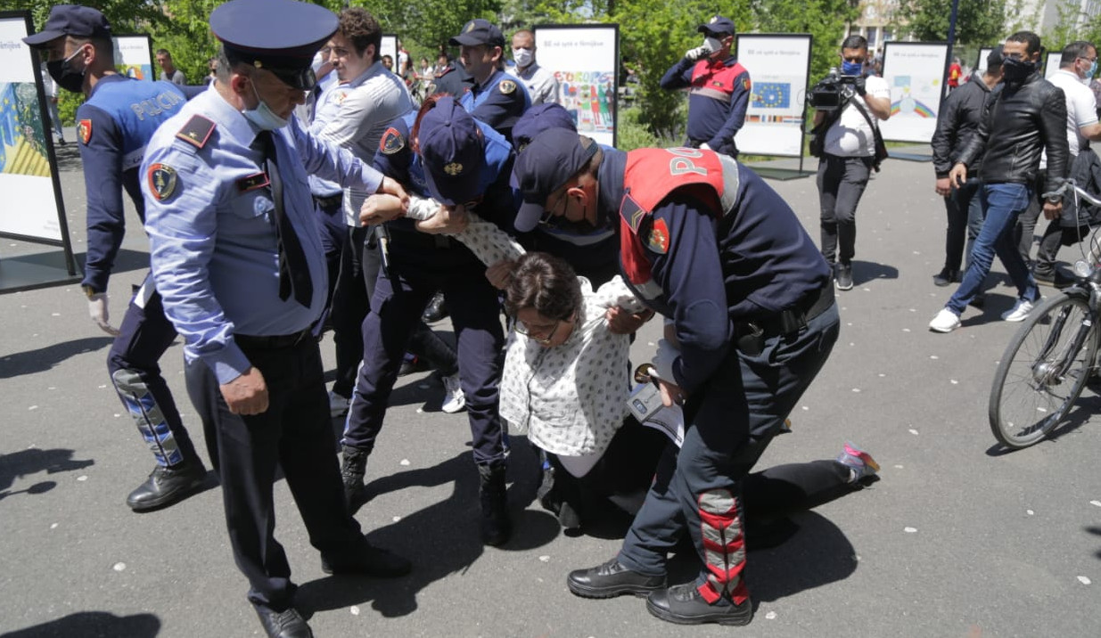 protesta e shoqerise civile dhuna sot ne sheshin skenderbej, protestuesja terhiqet zvarre dhe uleret (27)