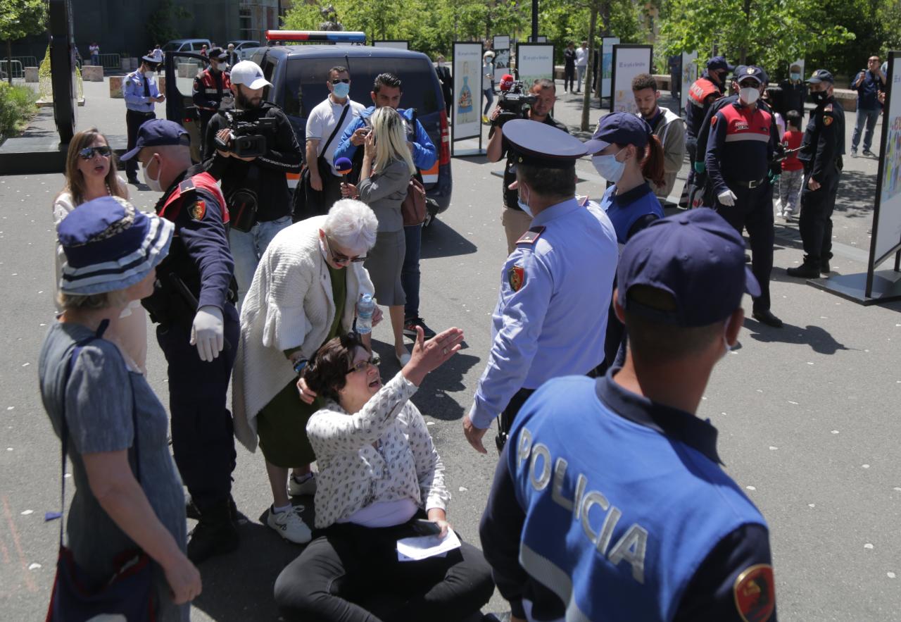 protesta e shoqerise civile dhuna sot ne sheshin skenderbej, protestuesja terhiqet zvarre dhe uleret (29)